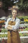 Портрет усміхнений, впевнена жінка-флорист, що працює в квітковому магазині — стокове фото