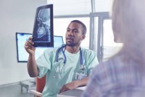 Chirurg untersucht Schädel-Röntgen im Krankenhaus — Stockfoto