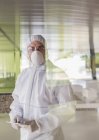Портрет серйозного вченого в чистий костюм, використовуючи цифровий планшетний — стокове фото