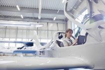 Женщина-пилот в кабине маленького самолета — стоковое фото