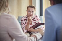 Therapist listening to couple in couples therapy counseling session — Stock Photo