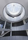 Janela de vidro arquitetura rotunda no moderno átrio de escritório — Fotografia de Stock