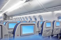 Unterhaltungsbildschirme auf Sitzen im Flugzeug — Stockfoto