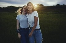 Retrato sonriente, hermanas adolescentes felices en el campo rural - foto de stock
