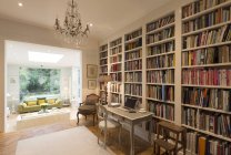 Bücher in Bücherregalen in luxuriösen Wohnvitrinen — Stockfoto