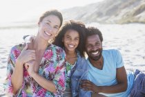 Retrato sorrindo, família multi-étnica afetuosa na praia ensolarada de verão — Fotografia de Stock