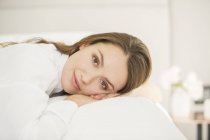 Ritratto donna serena sdraiata sul letto — Foto stock