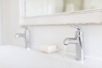 Современный кран для ванной комнаты из нержавеющей стали — стоковое фото