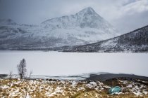 Tranquilas y remotas montañas escarpadas cubiertas de nieve y fiordo, Austpollen, Hinnoya, Noruega - foto de stock