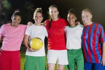 Retrato sorrindo, confiante jovem time de futebol feminino com bola — Fotografia de Stock