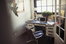 Ноутбук и документы на столе в домашнем офисе — стоковое фото