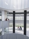 Rencontre de gens d'affaires sur le balcon de l'atrium de bureau architectural moderne — Photo de stock
