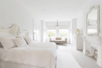 Blanco, casa de lujo escaparate dormitorio interior - foto de stock