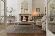 Candlelit casa de luxo vitrine interior sala de estar com lareira — Fotografia de Stock