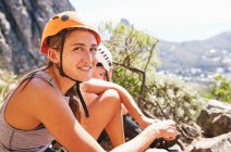 Porträt lächelnde, selbstbewusste Bergsteigerin — Stockfoto
