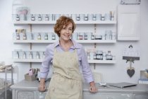 Портрет усміхнений, впевнений власник жіночого бізнесу в магазині художніх фарб — стокове фото