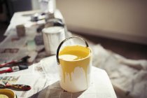 Pintura amarilla en lata de pintura - foto de stock