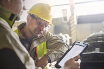 Stahlarbeiter nutzen digitales Tablet im Stahlwerk — Stockfoto