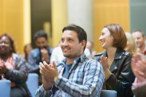 Усміхнений чоловік плескає в аудиторії конференції — стокове фото