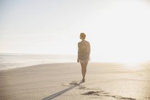 Pensiva, mulher serena andando na praia ensolarada de verão — Fotografia de Stock