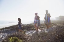 Família caminhando no ensolarado caminho de praia de verão — Fotografia de Stock