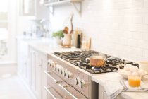 Мідний горщик на кухонній плиті — стокове фото