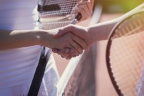 Fechar jogadores de tênis aperto de mão no sportsmanship na net — Fotografia de Stock