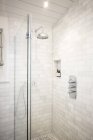 Luxo casa vitrine banheiro chuveiro — Fotografia de Stock
