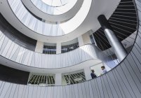 Geschäftsleute sprechen über architektonische, moderne Büro-Atriumbalkone — Stockfoto