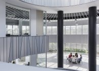 Negócios reunião à mesa em arquitetura, moderno átrio de escritório — Fotografia de Stock