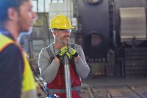 Lächelnder männlicher Ingenieur in Fabrik — Stockfoto