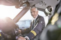 Ritratto pilota uomo sicuro in cabina di pilotaggio aereo — Foto stock