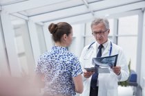 Medico e infermiere con radiografia parlando in ospedale — Foto stock