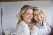 Porträt lächelnde Mutter und Tochter — Stockfoto