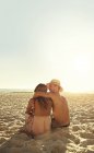 Liebevolles junges Paar umarmt sich am sonnigen Sommerstrand — Stockfoto