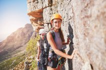 Retrato confiado mujer escalador de roca - foto de stock