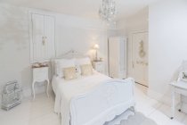 Branco, luxo casa vitrine quarto com lustre — Fotografia de Stock