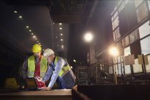 Stahlarbeiter nutzen Laptop im Stahlwerk — Stockfoto
