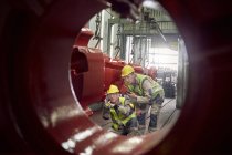Stahlarbeiter untersuchen Stahlausrüstung in Stahlwerk — Stockfoto