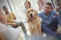 Mann streichelt Hund in Gruppentherapie — Stockfoto