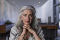 Портрет впевнена, серйозна зріла жінка з довгим, сірим волоссям — стокове фото