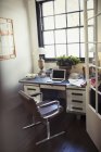 Ноутбук и документы на столе в домашнем офисе — стоковое фото