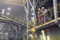 Stahlarbeiter reden auf Plattform im Stahlwerk — Stockfoto