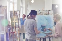 Artisti che dipingono in classe studio d'arte — Foto stock