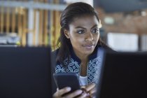Geschäftsfrau textet am Computer im modernen Büro — Stockfoto