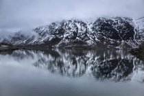 Nebel über verschneiten, abgelegenen Bergen und Wasser, lia, langoya, vesteralen, norwegen — Stockfoto