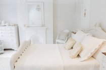 Weiße, luxuriöse Wohnung Vitrine Innenraum Schlafzimmer — Stockfoto