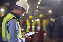 Stahlarbeiter mit digitalem Tablet im Stahlwerk — Stockfoto