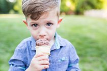 Porträt süße Vorschulkind essen Eiszapfen — Stockfoto