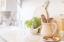 Натюрморт дерев'яні ложки в глечику на кухонній стійці — стокове фото